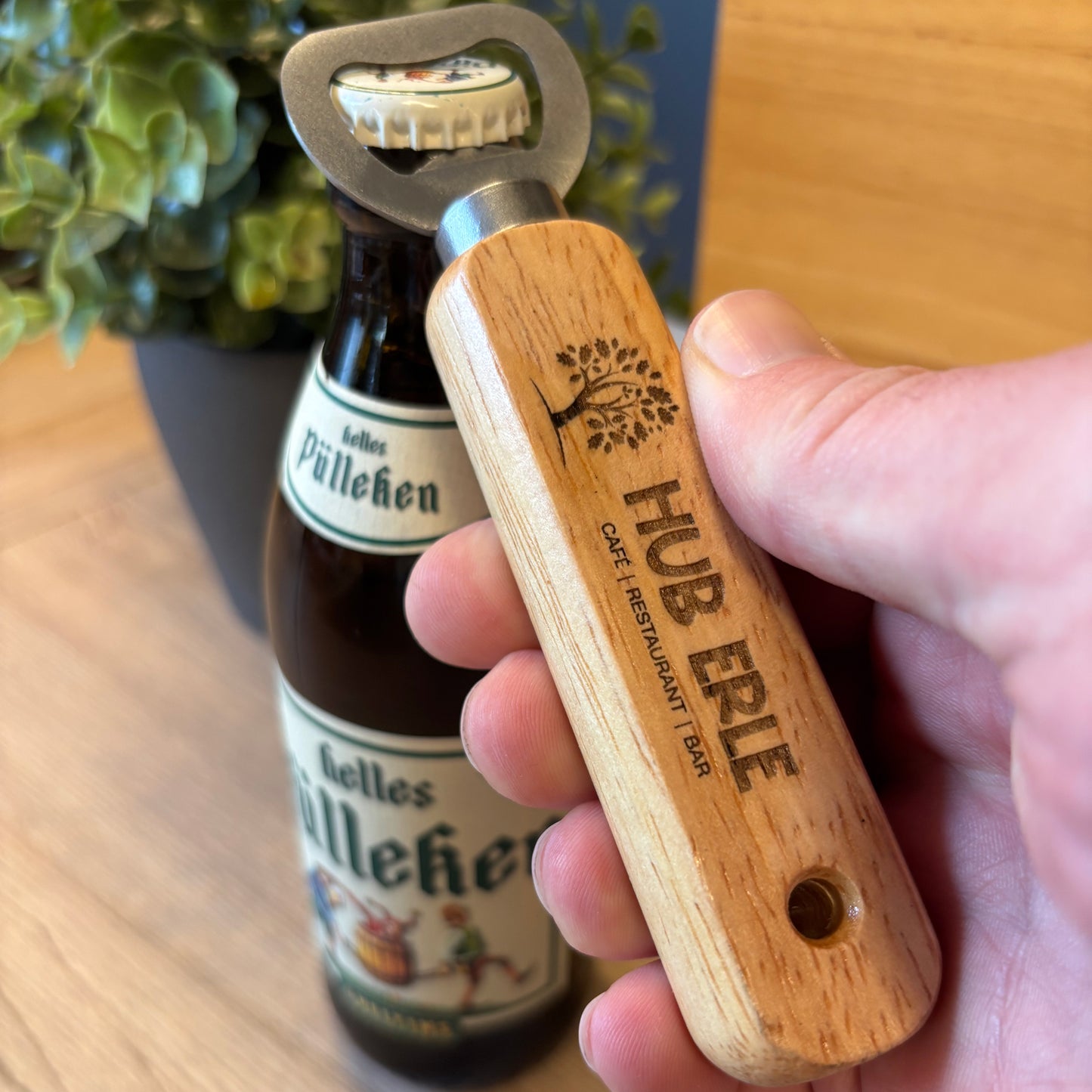 Individuell gravierbarer Flaschenöffner mit Holzhandgriff